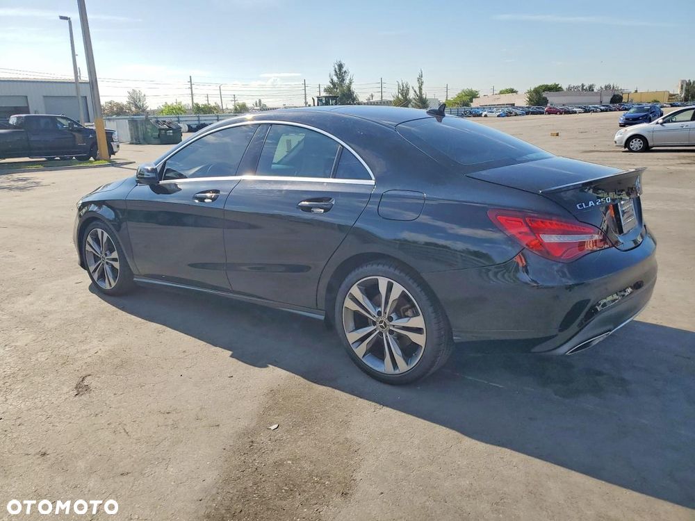 Mercedes-Benz CLA 250 4Matic 7G-DCT - 3