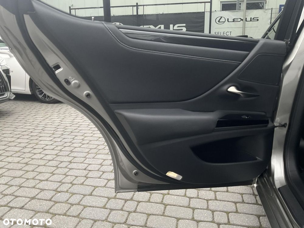 Lexus ES 300h F Sport Design - 33