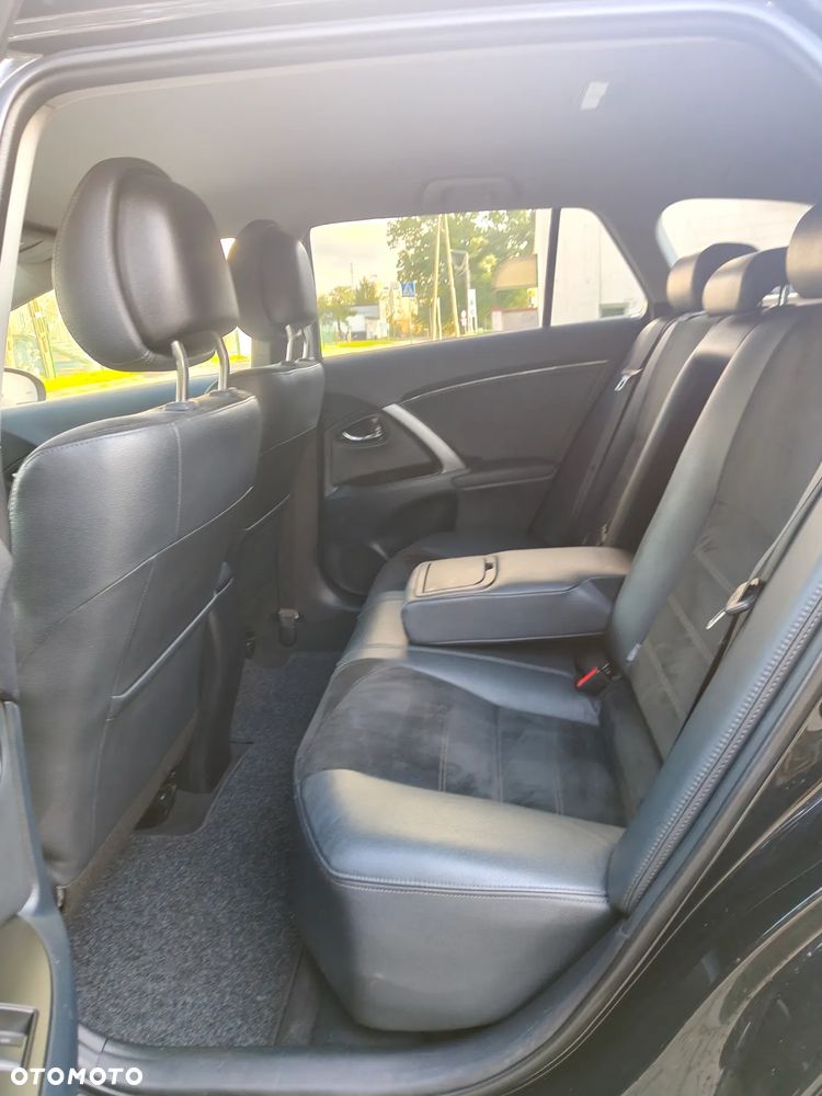 Toyota Avensis Combi 1.8 Executive - 13