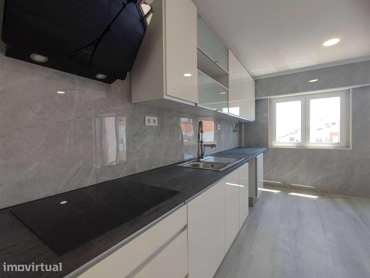 Apartamento T4 totalmente remodelado – moderno, espaçoso e pronto a ha - Grande imagem: 3/31