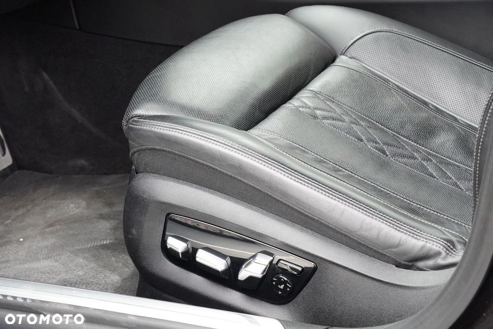 BMW Seria 7 750Li xDrive - 31