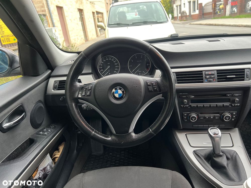 BMW Seria 3 318i - 5