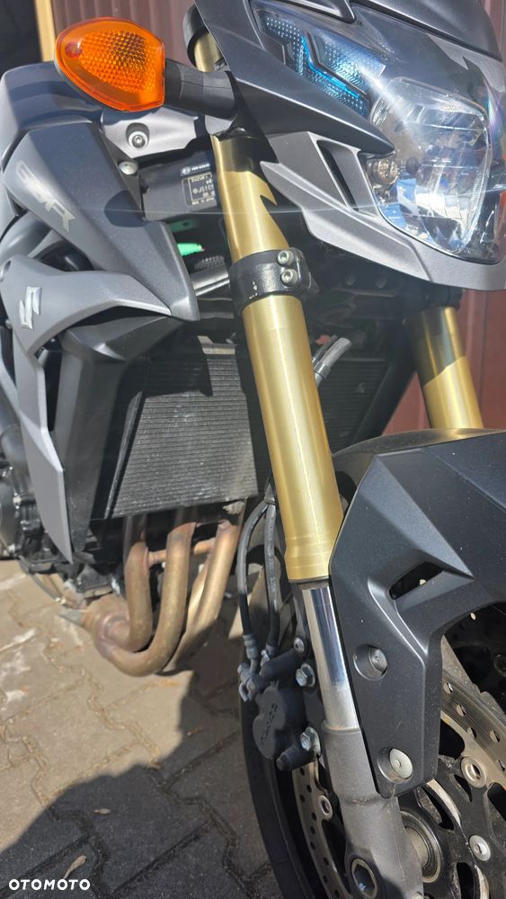 Suzuki GSR - 9