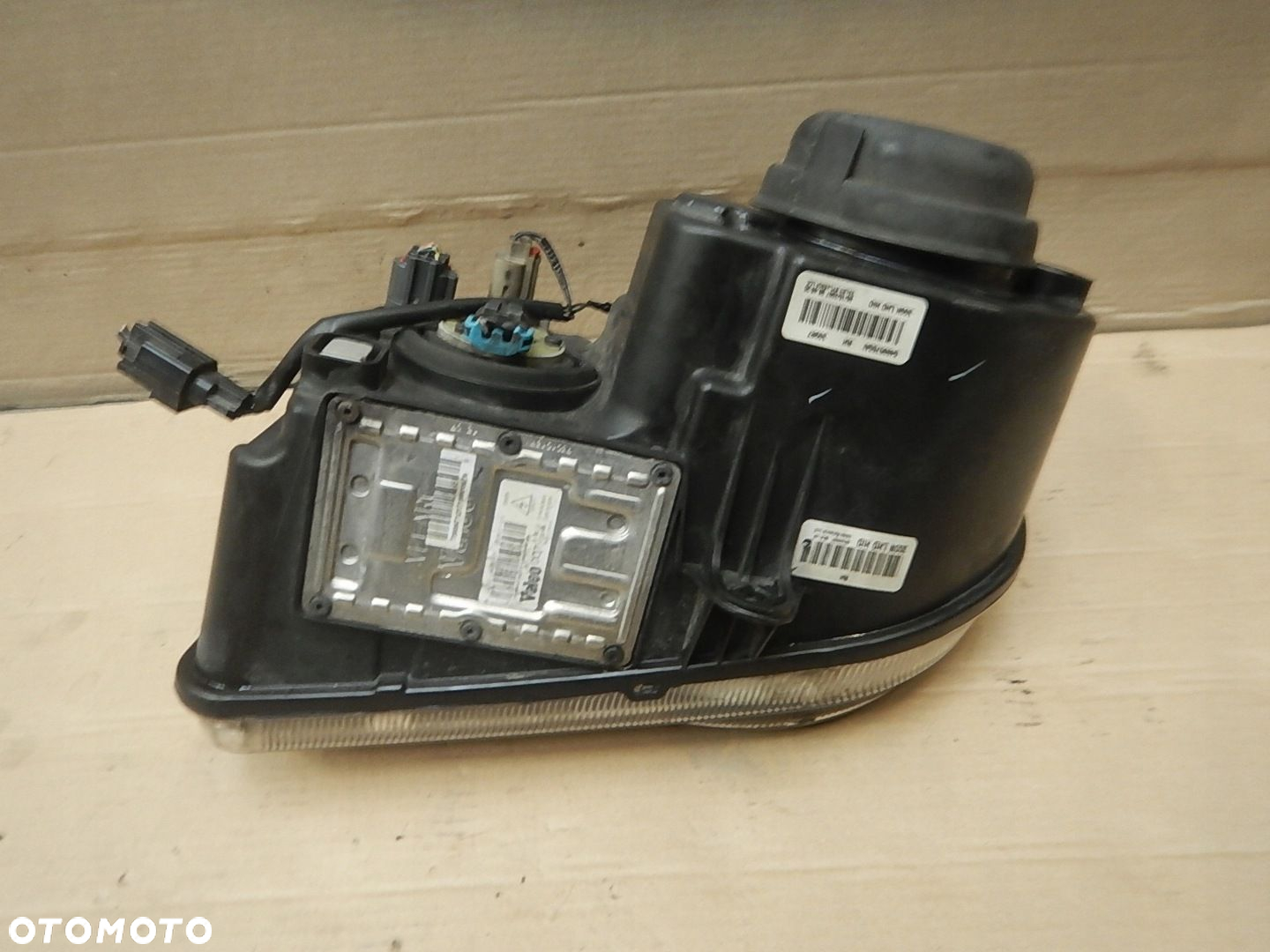 LAMPA PRZOD PRAWA CHRYSLER 300C XENON KPL - 6