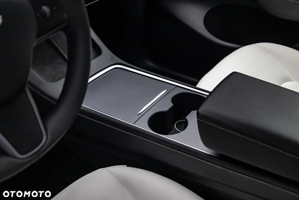 Tesla Model Y - 17