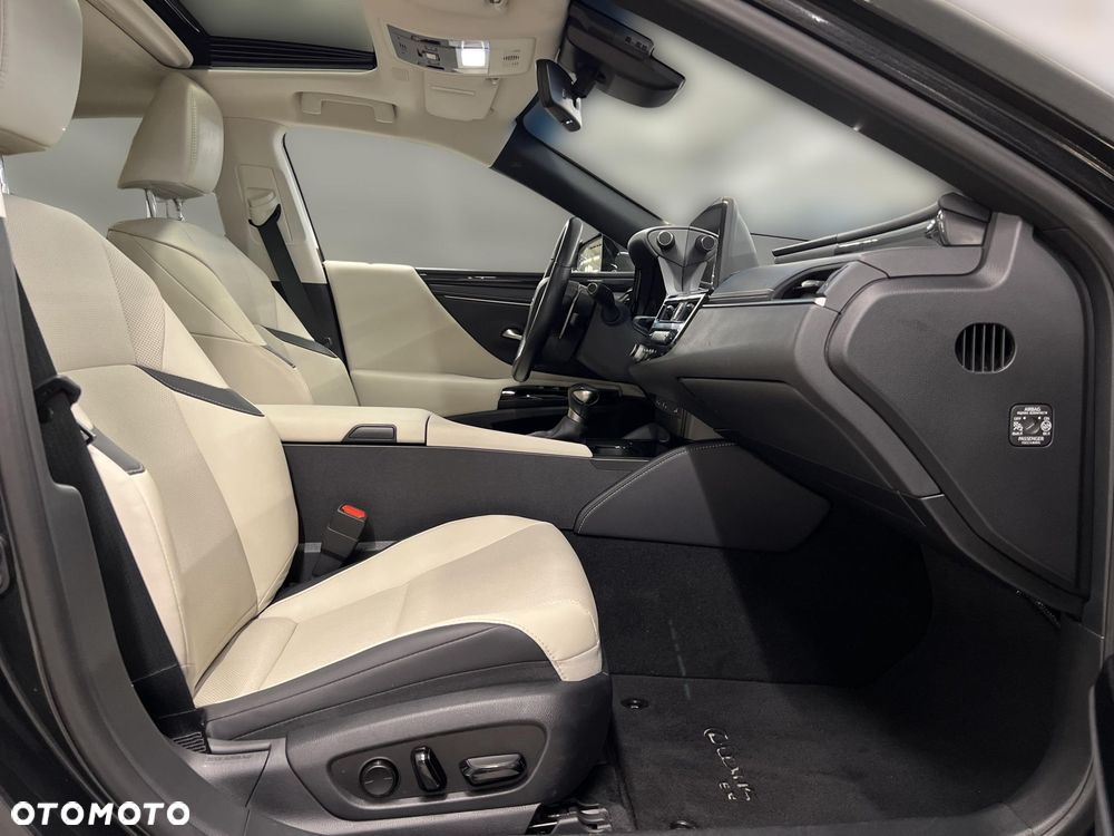 Lexus ES 300h Business Edition - 11