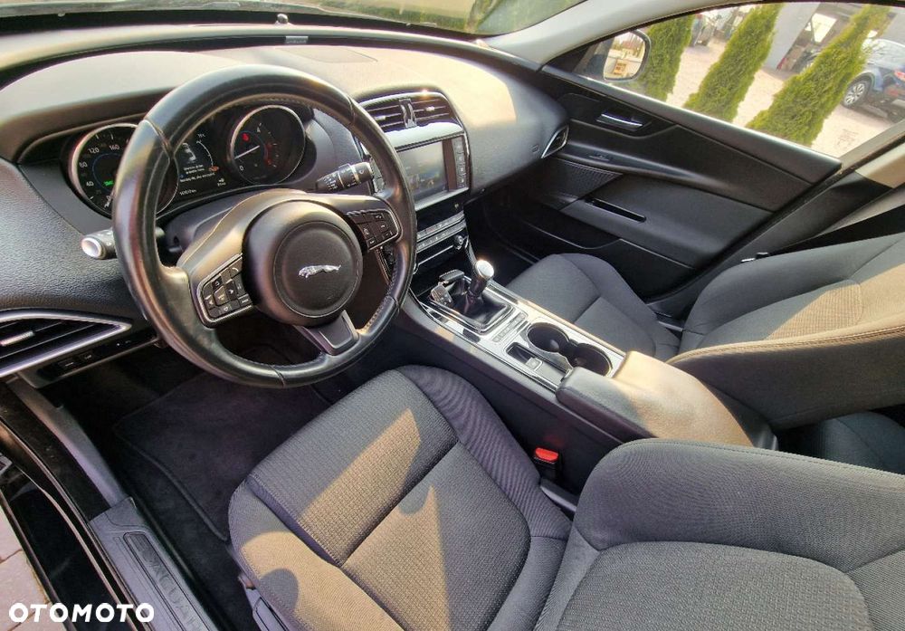 Jaguar XE - 16
