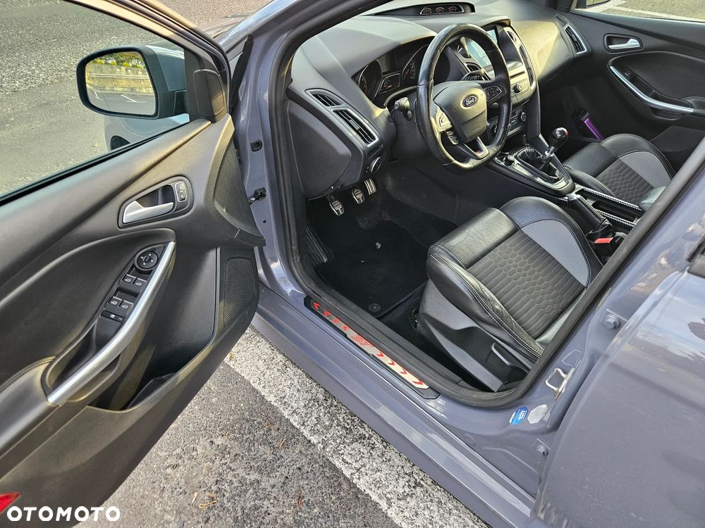 Ford Focus 2.0 EcoBoost ST mit Leder-Sport-Paket - 19