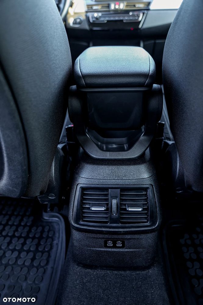 BMW Seria 2 218d - 15