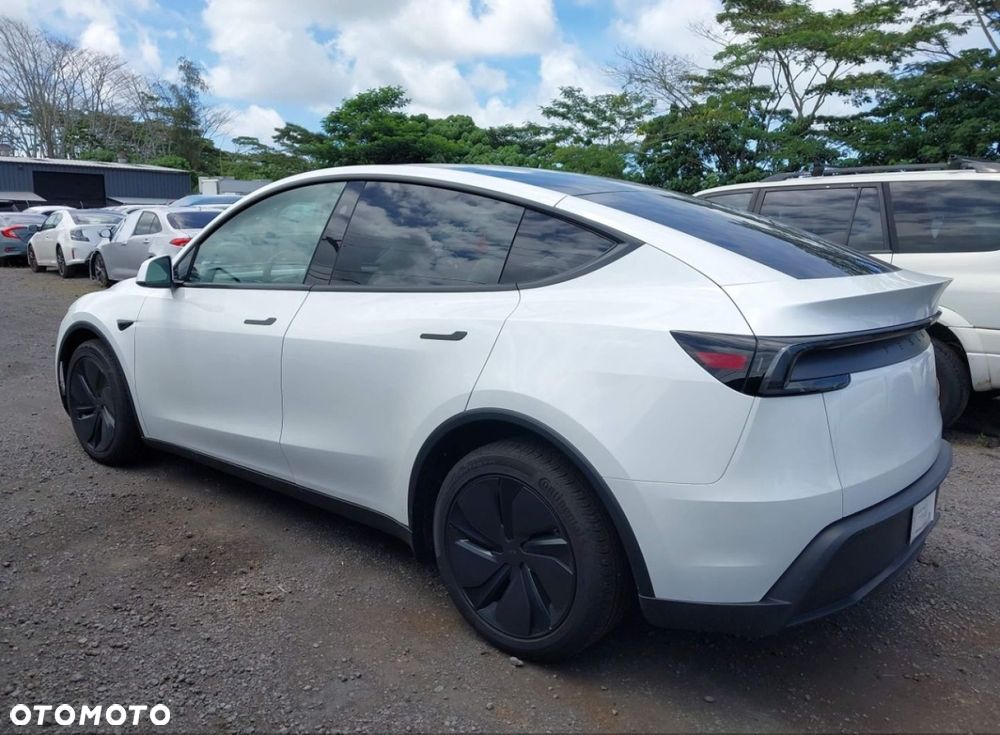 Tesla Model Y - 5