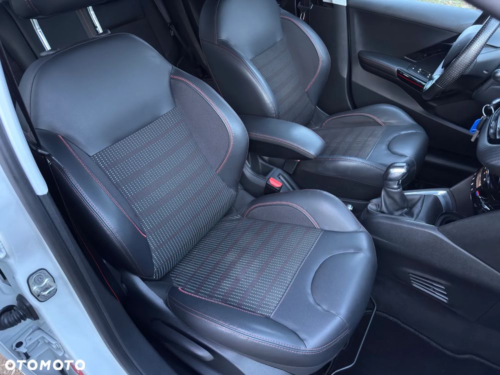 Peugeot 208 - 23