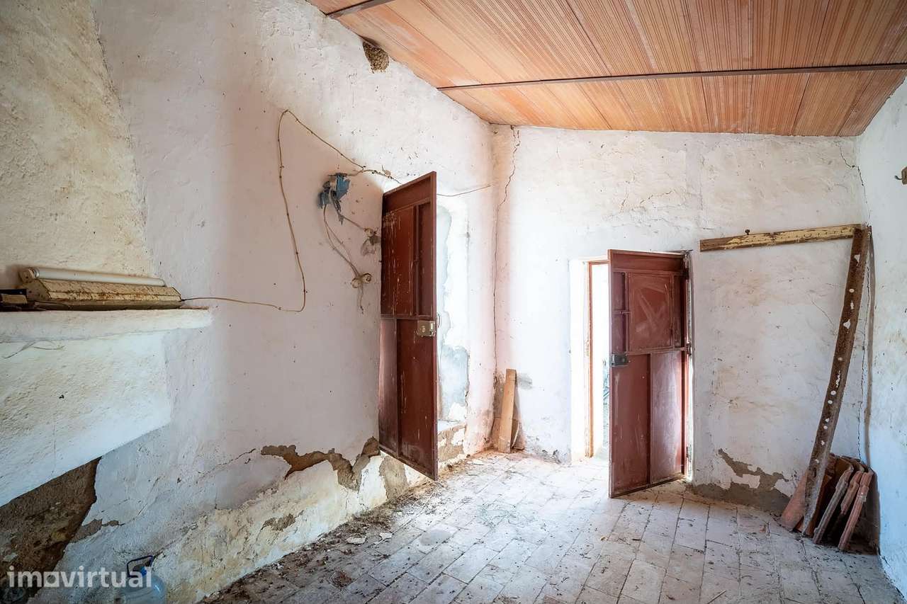 Moradia com terreno para Restaurar em Corte Pinto - Mina São Domingos - Grande imagem: 4/12