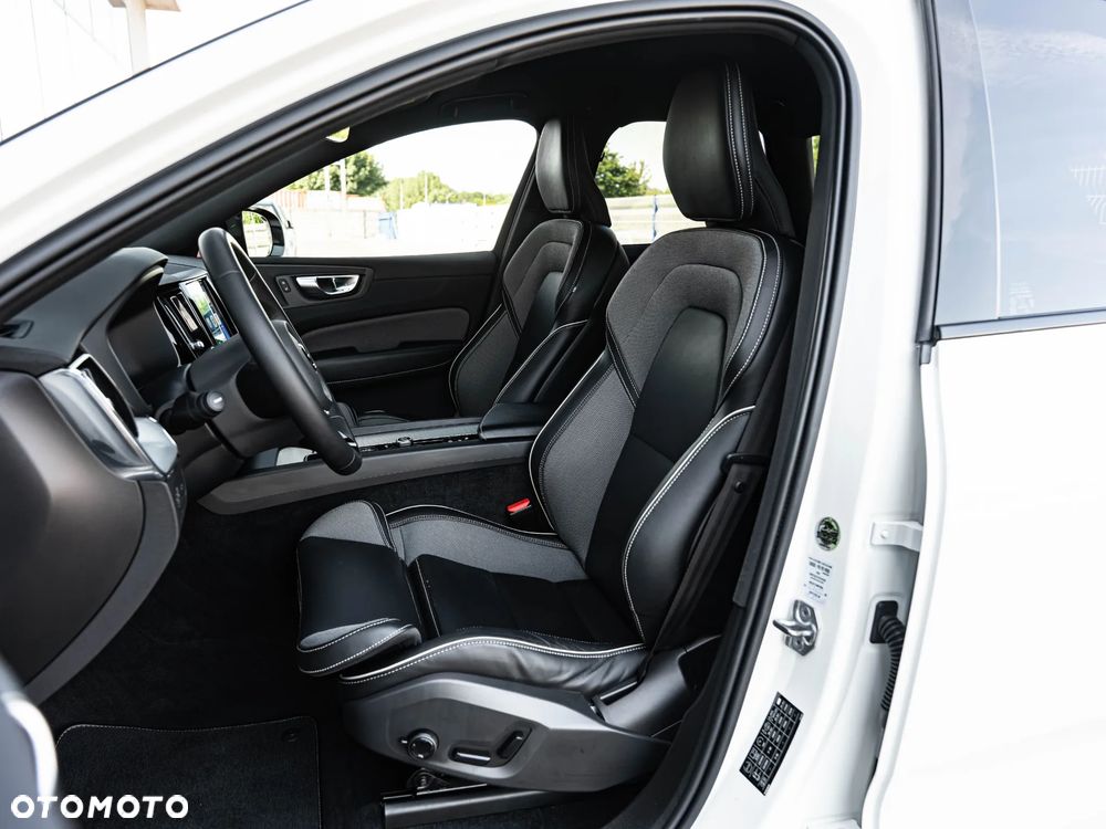 Volvo XC 60 B4 B Plus Dark - 24