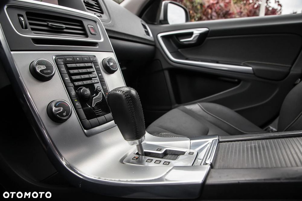 Volvo V60 T6 AWD Geartronic RDesign - 25