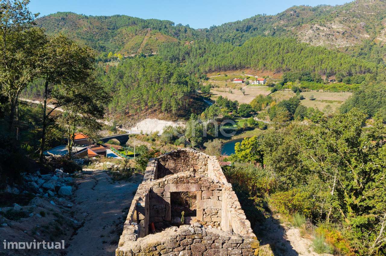 Ruína em Pedra para Recuperar com Terreno em Cabril, Montalegre - Grande imagem: 3/26