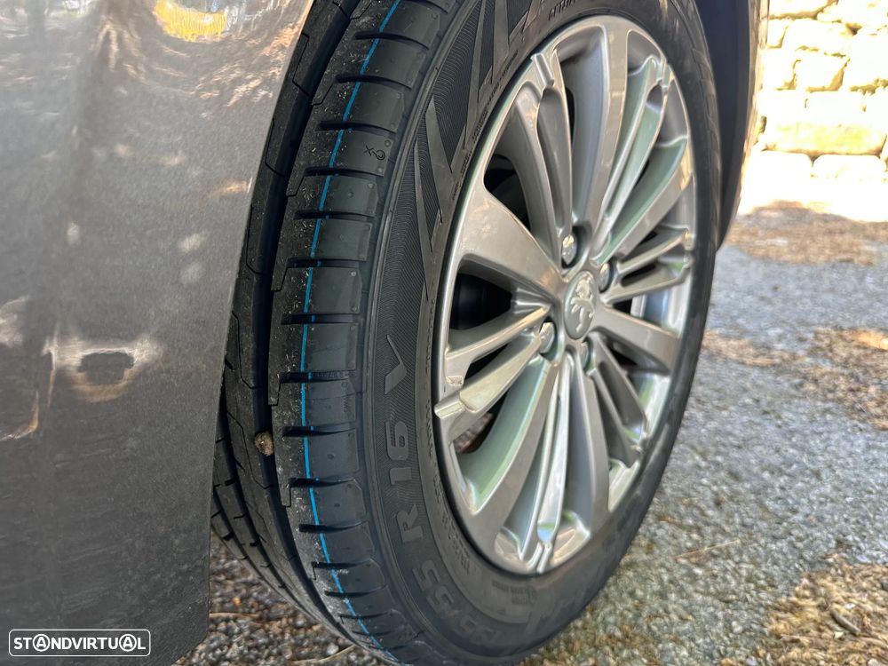 Peugeot 208 1.2 PureTech Signature - 18