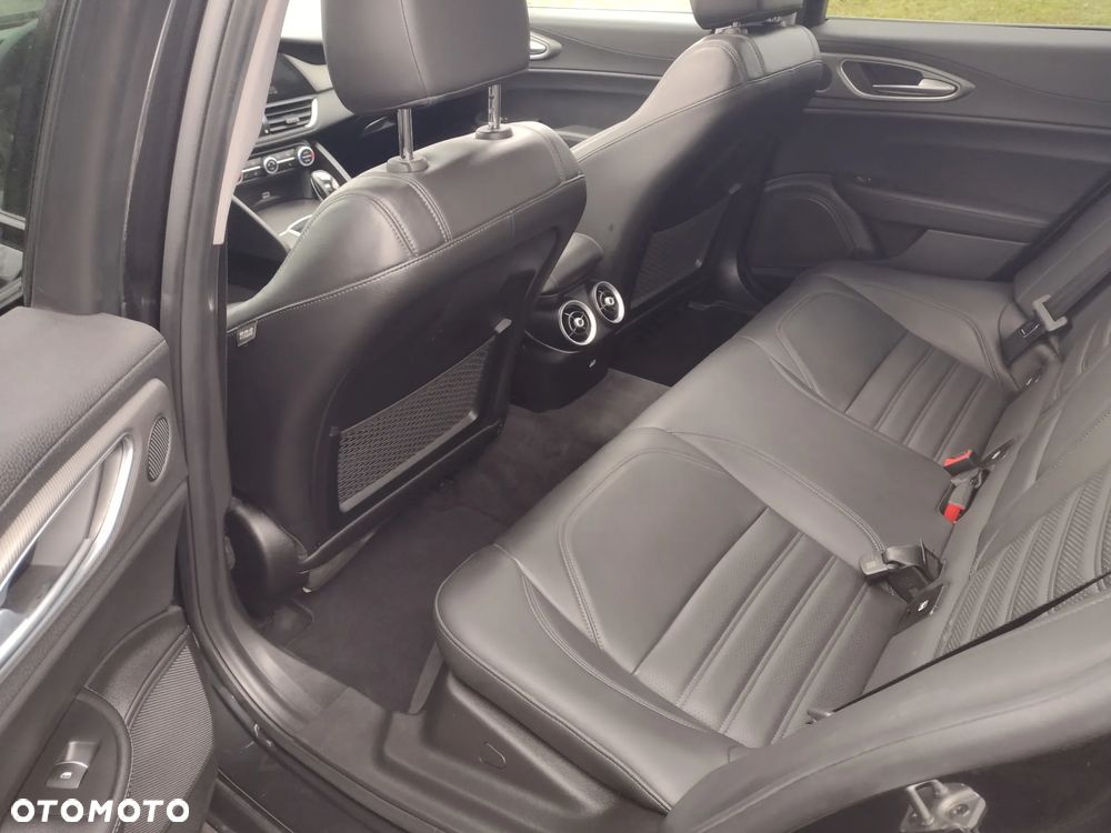 Alfa Romeo Giulia 2.0 Turbo 16V AT8-Q4 Veloce - 12