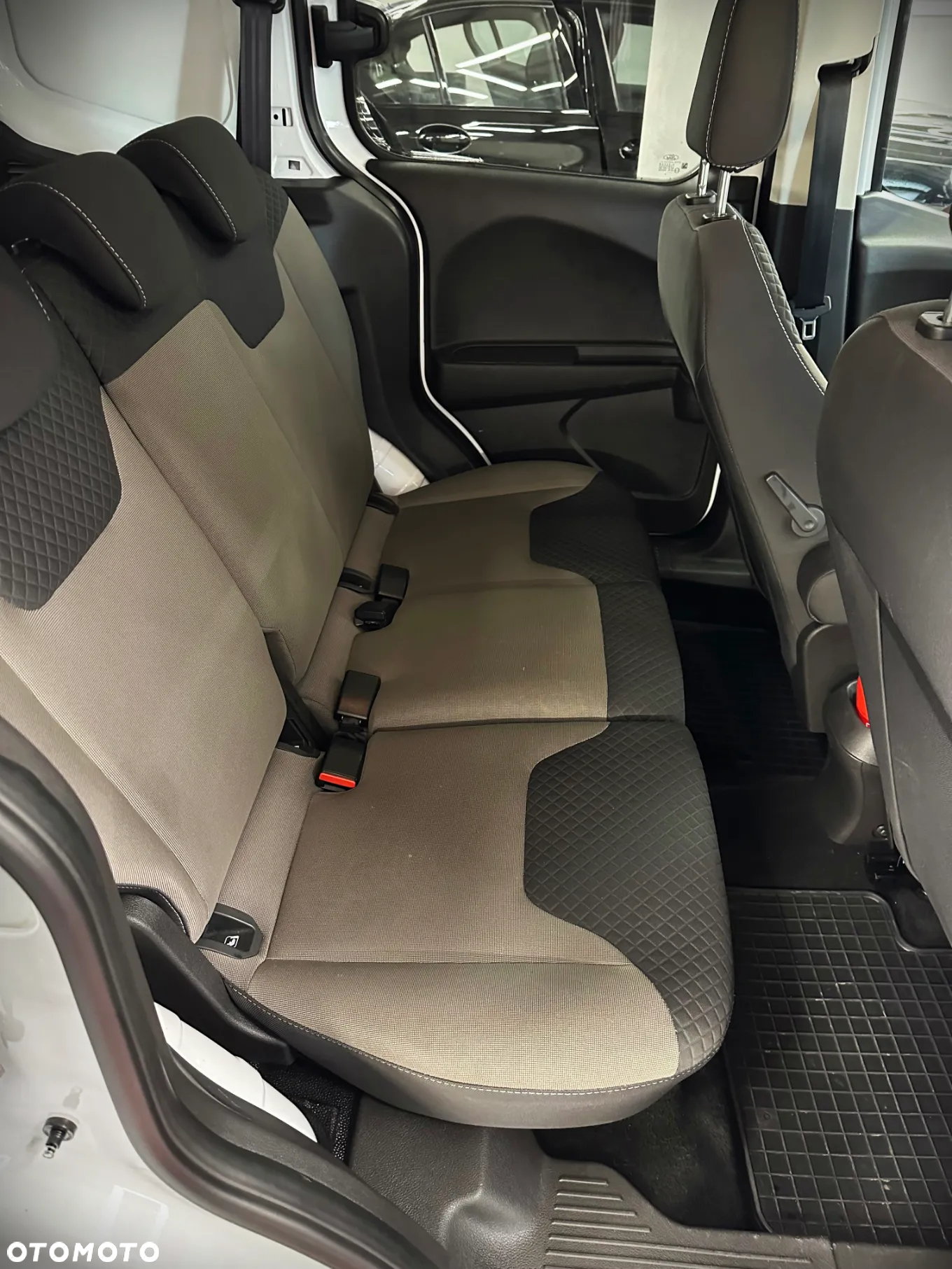 Ford Transit Courier - 12