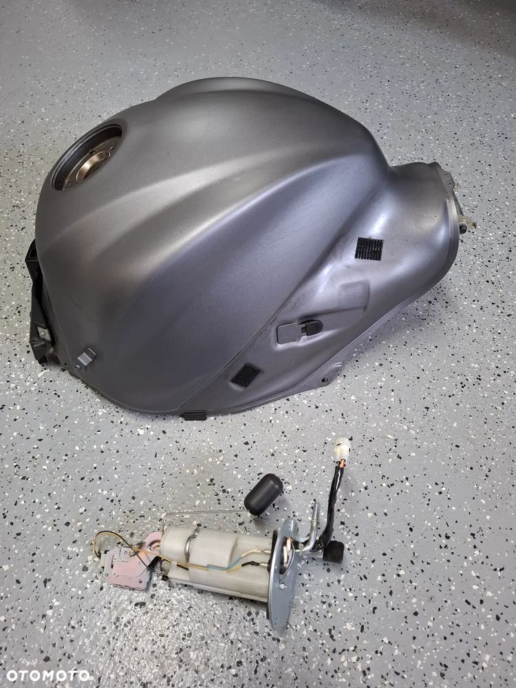 Suzuki GSXS 1000 zbiornik bak pompa paliwa - 1