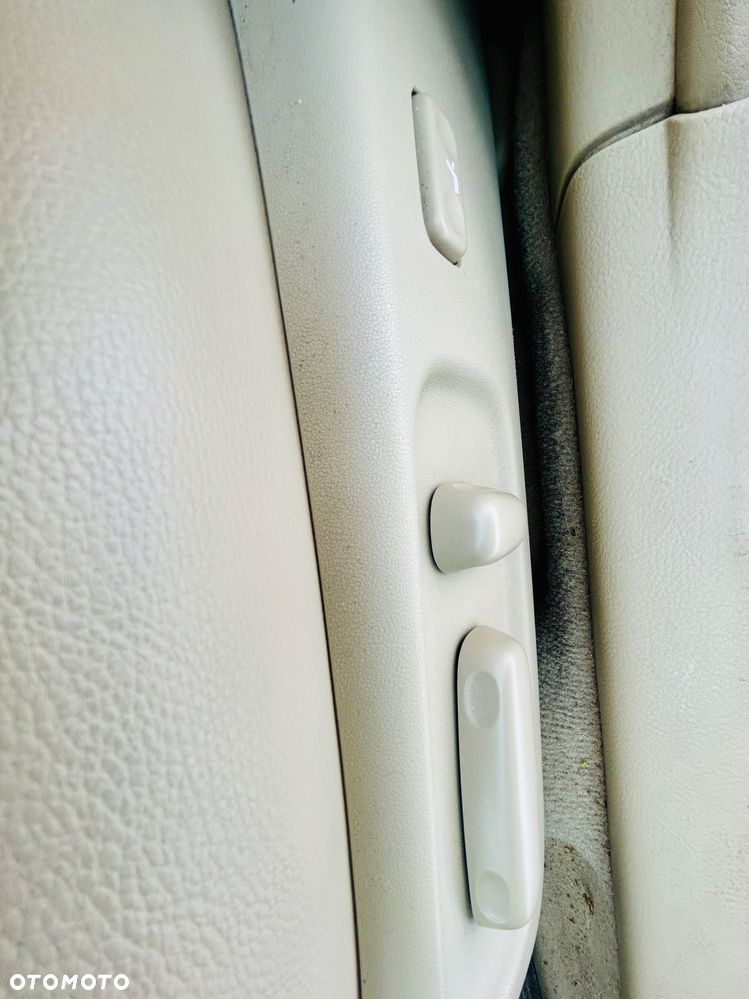 Toyota Avensis 2.2 D-4D Prestige - 24