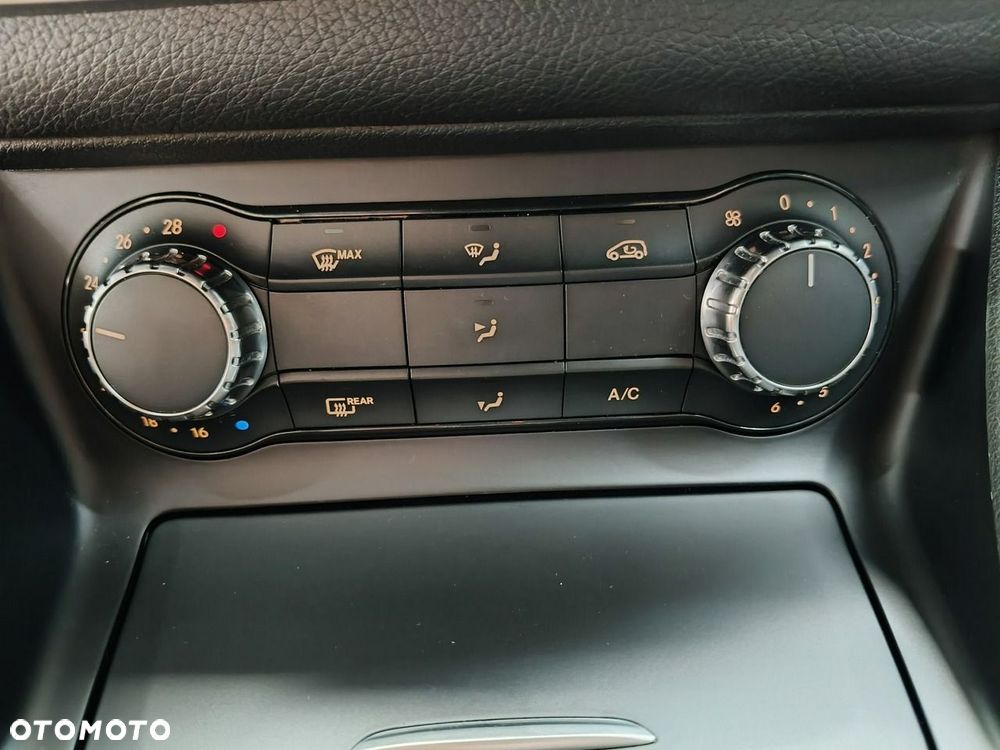 Mercedes-Benz CLA 180 7G-DCT AMG Line - 28