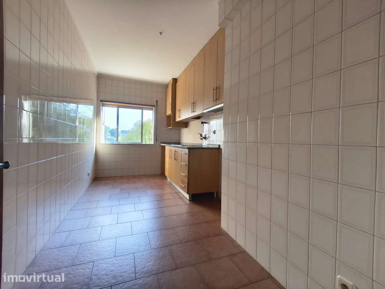APARTAMENTO T2 COM GRANDE TERRAÇO E GARAGEM FECHADA | MAXIMINOS - Grande imagem: 2/16