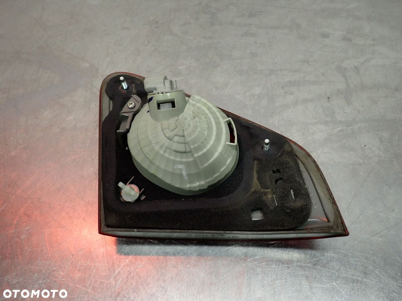 LAMPA LEWA TYLNA W KLAPIE TOYOTA COROLLA E15 - 3
