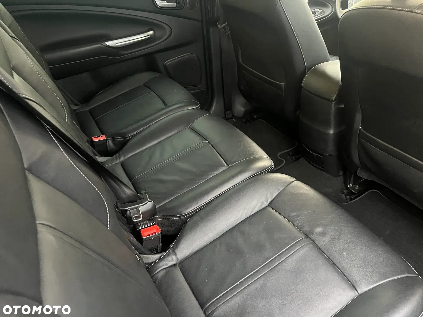 Ford S-Max - 12