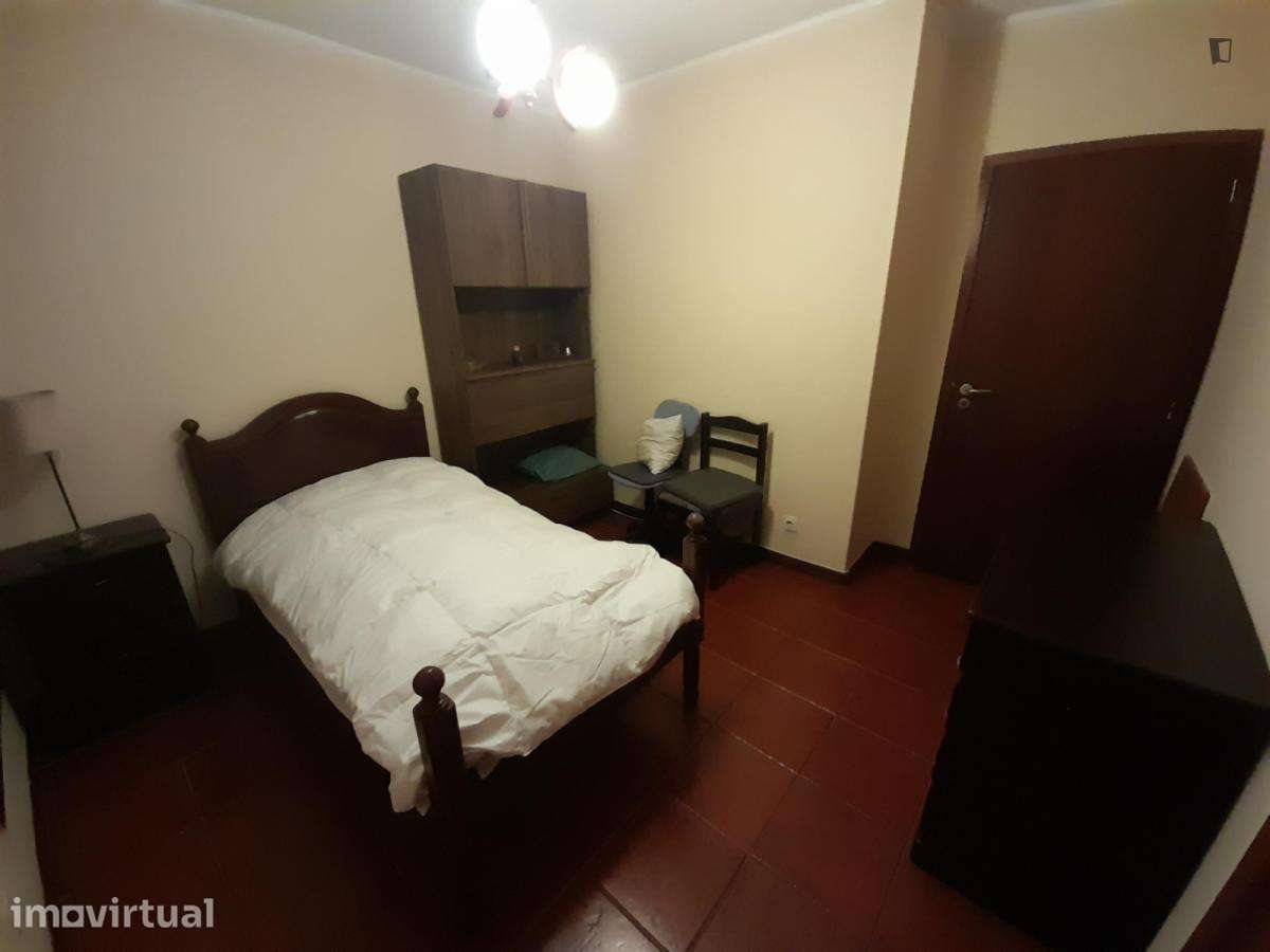 Quarto - localizado em Campanhã Porto - Grande imagem: 2/9
