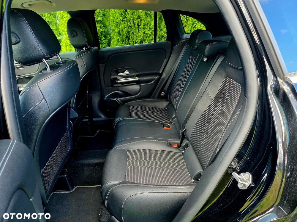 Mercedes-Benz GLA 180 7G-DCT - 19