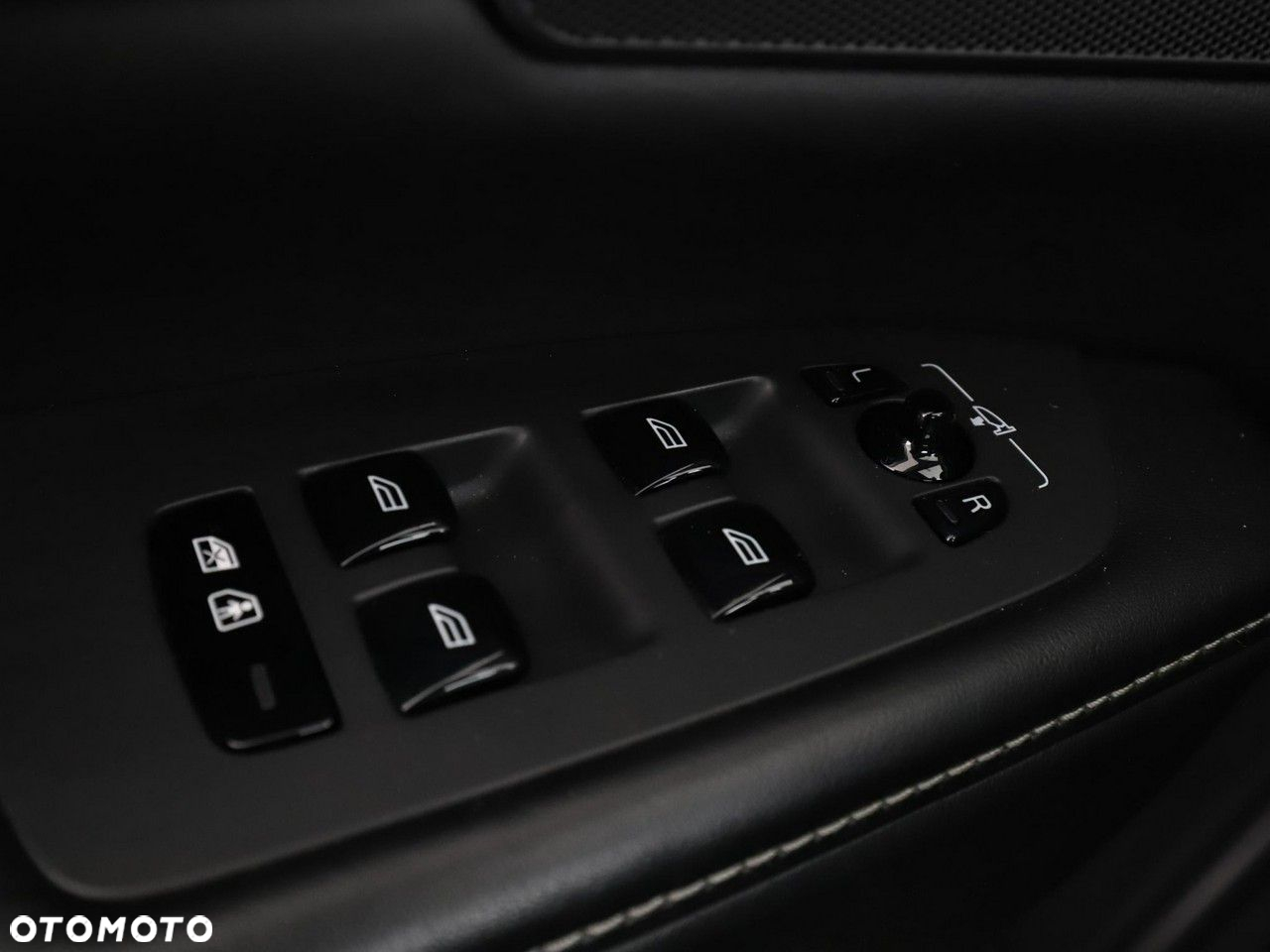 Volvo V90 D4 R-Design - 39