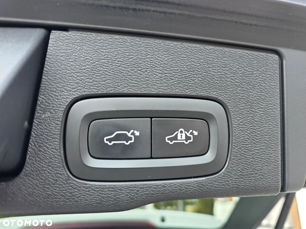 Volvo XC 60 D5 AWD R-Design - 28