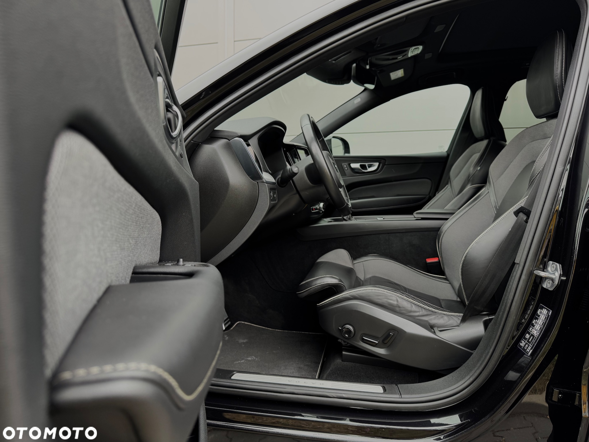 Volvo XC 60 D4 R-Design - 22