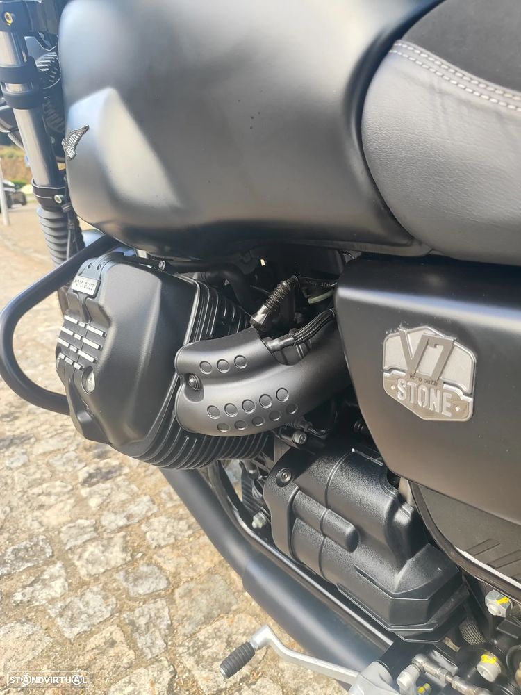 Moto Guzzi V7 Stone - 8