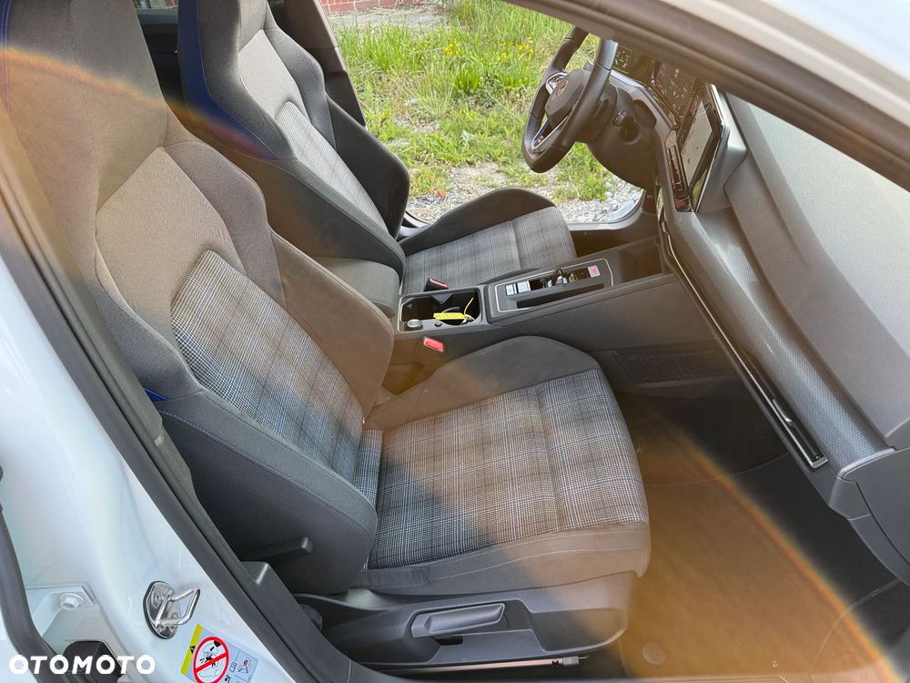 Volkswagen Golf ver-viii-1-4-tsi-plug--in-hybrid-style-dsg - 10