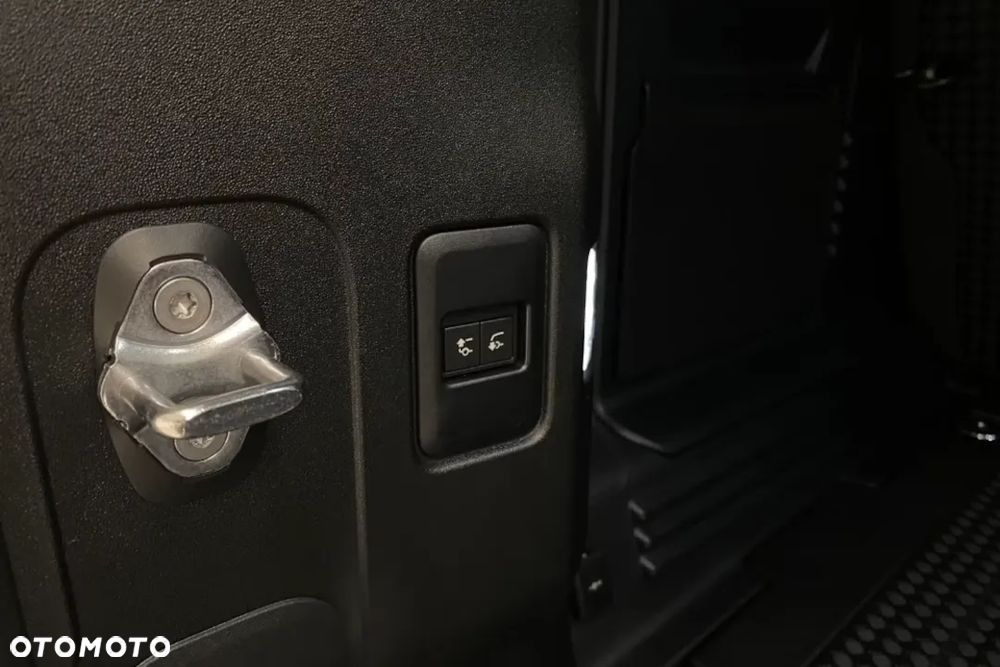 Land Rover Defender 3.0 D250 mHEV X-Dynamic HSE - 40