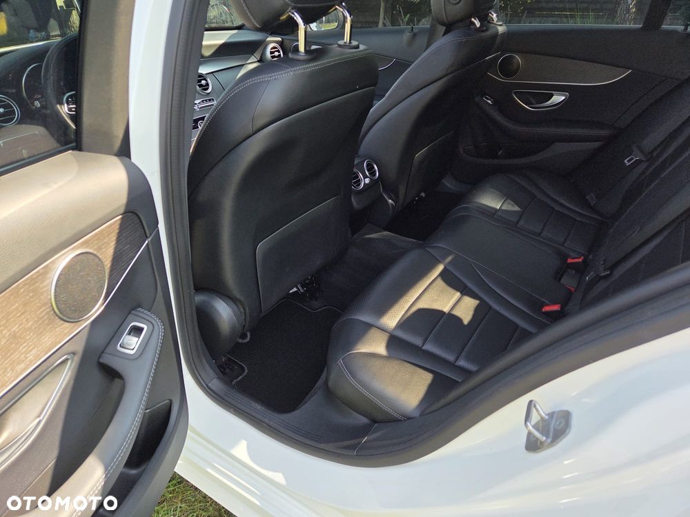 Mercedes-Benz Klasa C 300 T 4Matic 9G-TRONIC AMG Line - 10