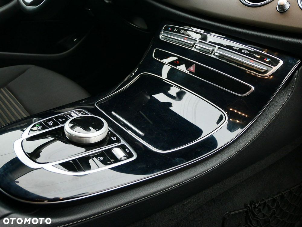 Mercedes-Benz Klasa E 220 d 9G-TRONIC - 24