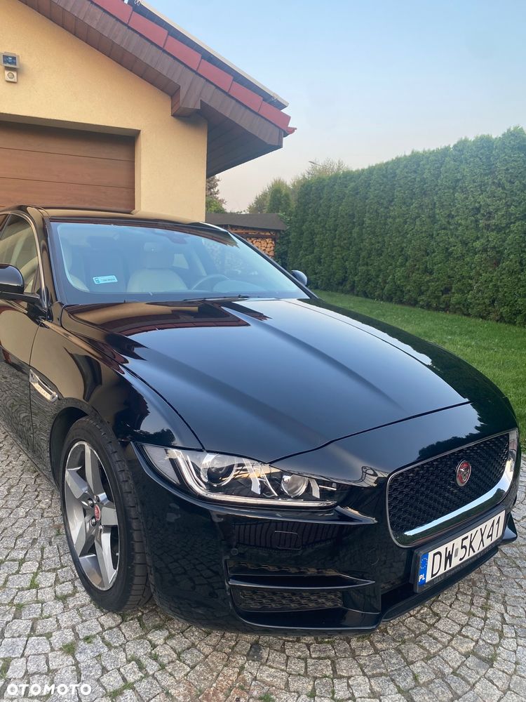 Jaguar XE 2.0 T Prestige - 4