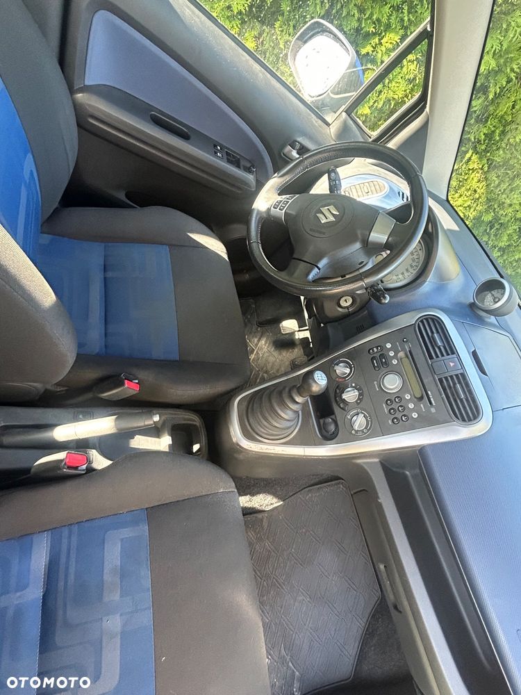 Suzuki Splash 2011 photo 5