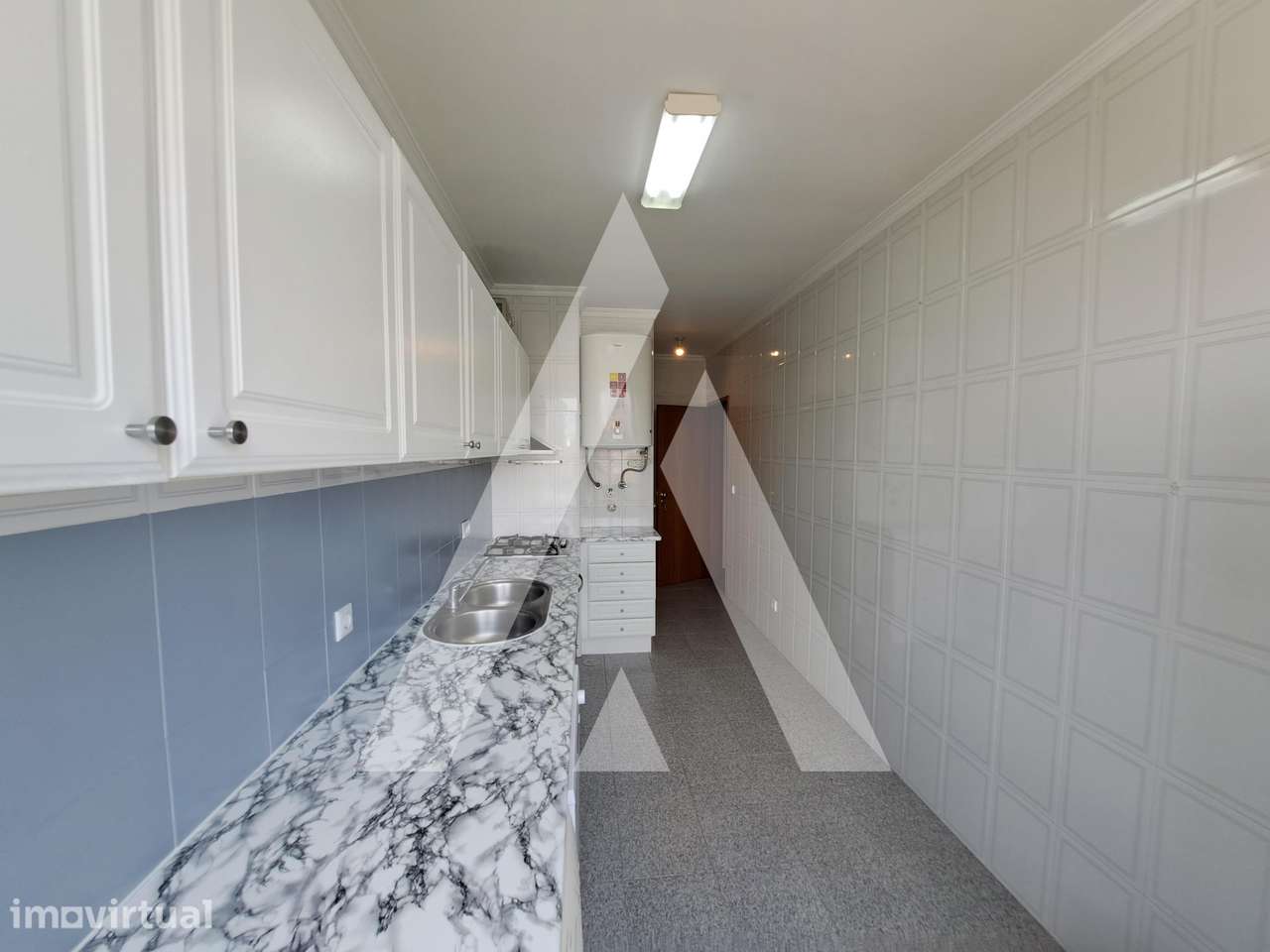 Apartamento T2 parcialmente remodelado no centro de Ílhavo - Grande imagem: 2/13