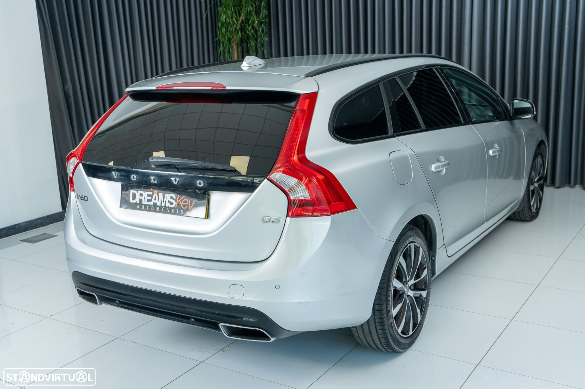 Volvo V60 2.0 D3 Momentum Geartronic - 4