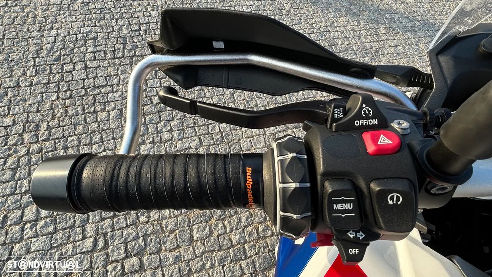 BMW F 900 GS Lightwhite / Racing Blue Metalizado (Versão GS Trophy) - 18