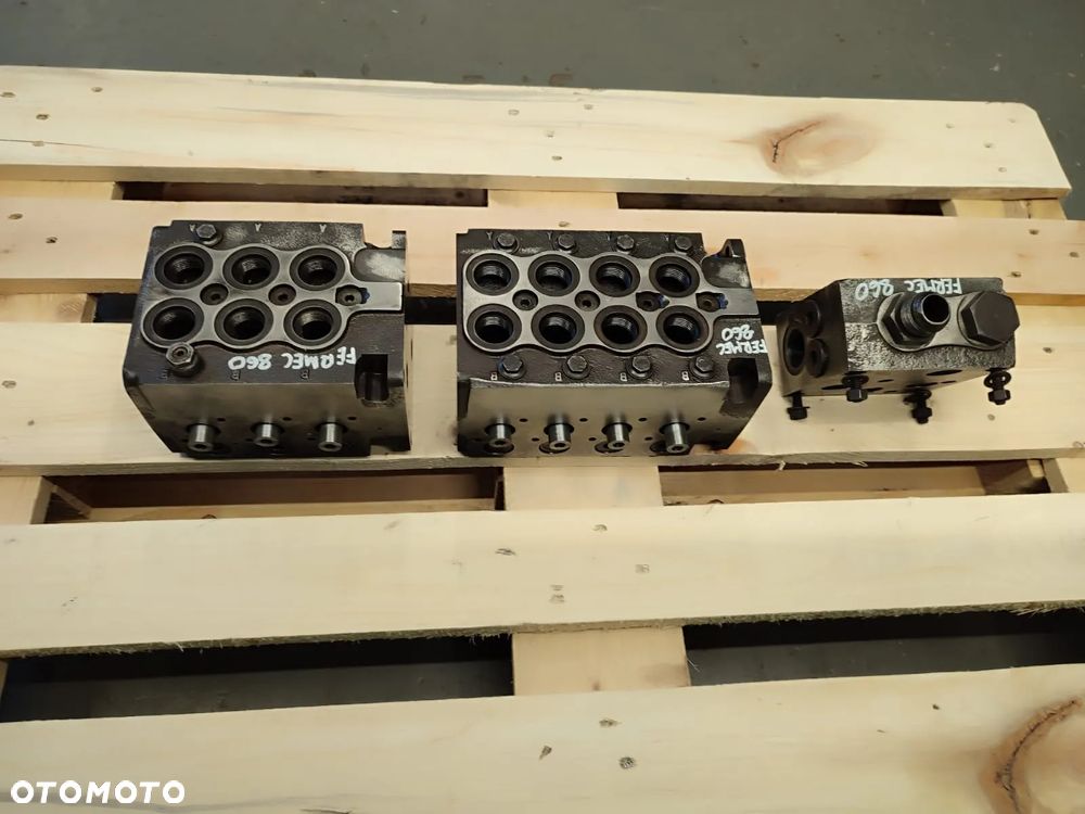 Blok hydrauliczny 161B7017 140A26687 161B5001 Fermec 860 - 6