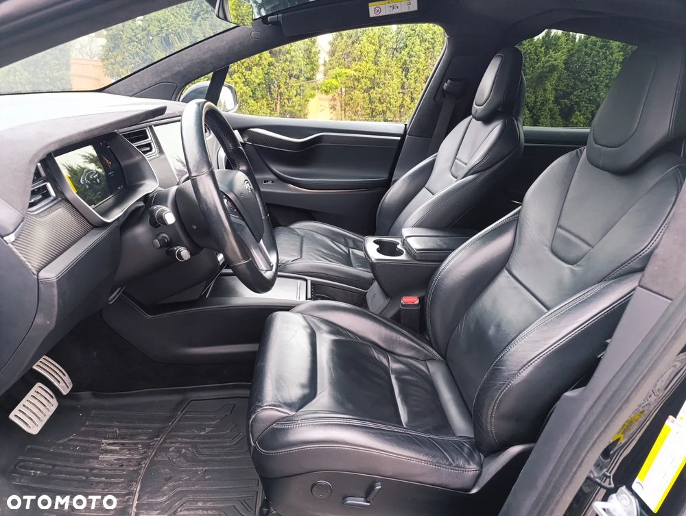 Tesla Model X - 12