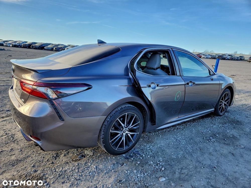 Toyota Camry - 4