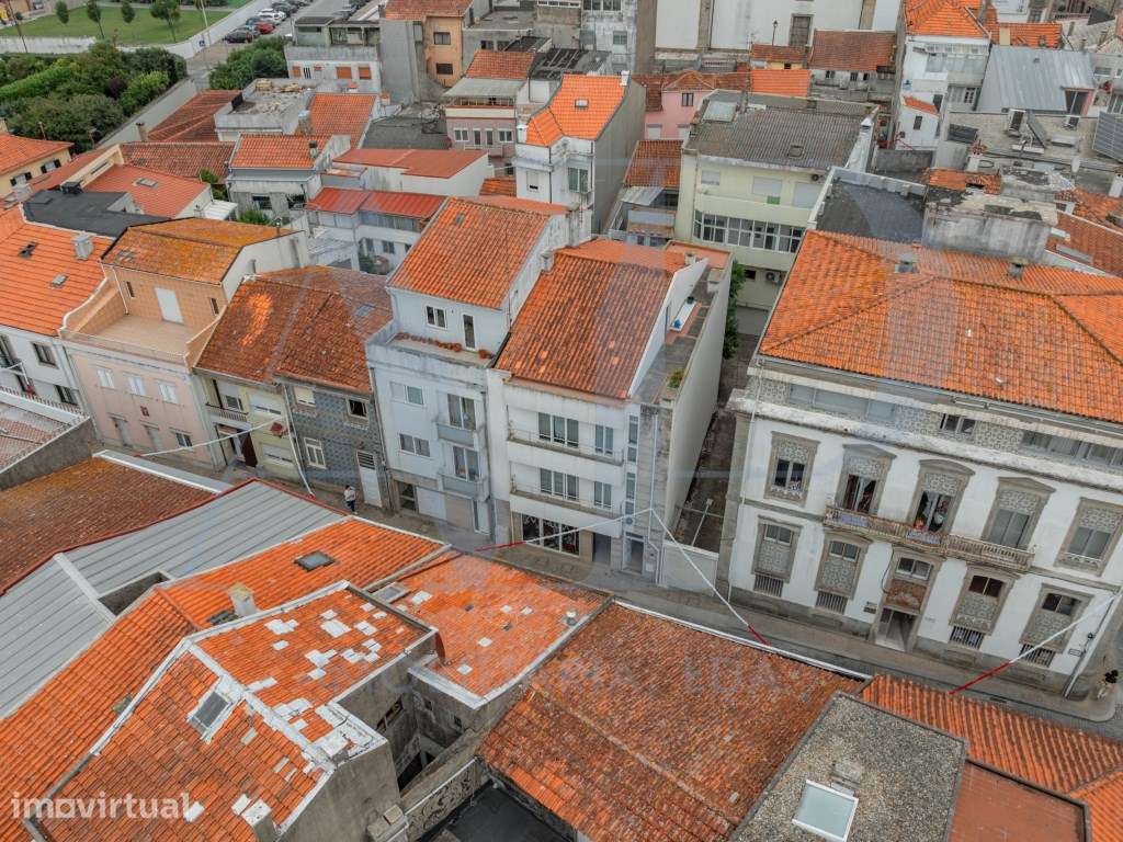 Moradia T4 com espaço comercial e logradouro no centro da Póvoa de ... - Grande imagem: 2/35