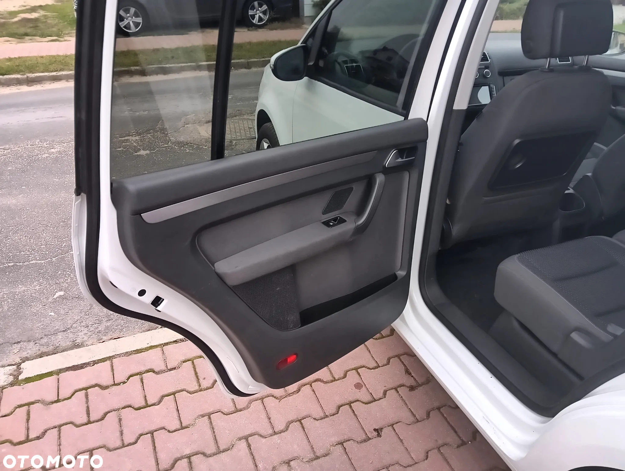 Volkswagen Touran 2.0 TDI DPF BlueMotion Technology DSG Comfortline - 28