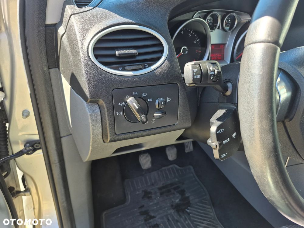 Ford Focus 1.6 16V Sport - 9