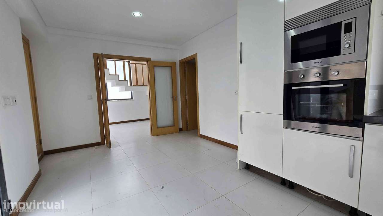 Moradia T4 isolada com jardim e garagem - Grande imagem: 3/32
